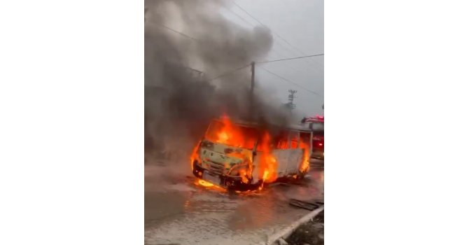 Tarsus’ta tarım işçilerini taşıyan servis aracı alev alev yandı
