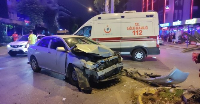 Ana caddeye kontrolsüz çıkıp kamyonete çarptı, olay yerinden kaçtı :1 yaralı