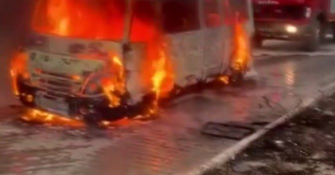Tarım işçilerini taşıyan servis aracı alev alev yandı
