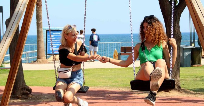 Salıncağa binen iki genç kız, ’çakmak’ isteyen şahsa olmadığını söyleyince darp edildi