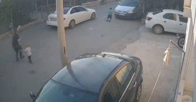 Sokaktan hızla geçen lüks otomobili önce durdurmak istedi, başaramayınca kamera kayıtlarıyla şikayetçi oldu