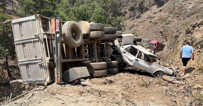 Rampa aşağı park edilen kamyon önündeki otomobili uçuruma doğru sürükledi