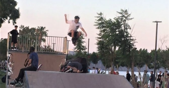 Gençlerden paten rampasına uzanan kızların üzerinde tehlikeli akrobasi