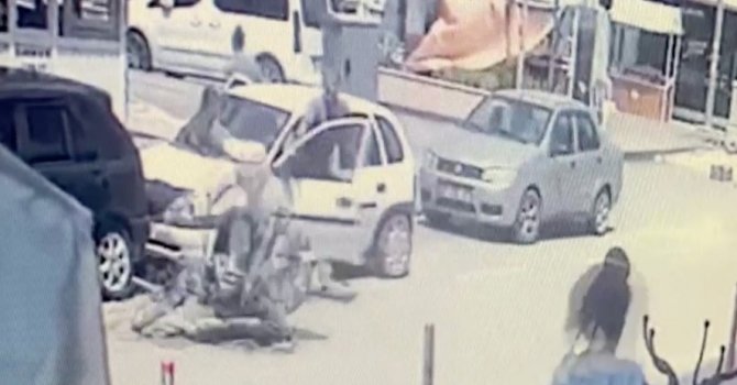 Kontrolsüz açılan otomobil kapısına çarpan motosikletli yaralandı