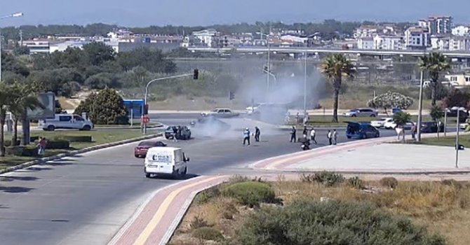 Kırmızı ışıkta bekleyen otomobil alev alev yandı, araç sahibi kendini yerden yere atıp dövündü