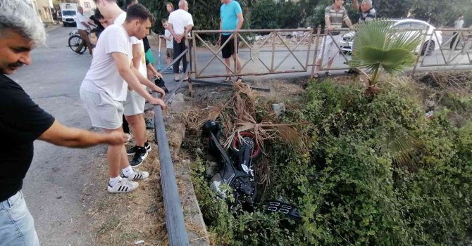 Otomobille çarpışan motosiklet kanala uçarken çalılara takıldı