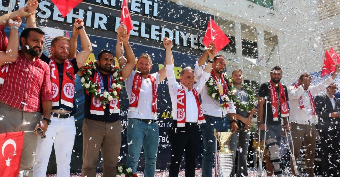 Başpehlivan Ali Gürbüz’e coşkulu karşılama