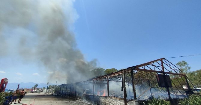 Antalya’da plaj işletmesinde korkutan yangın