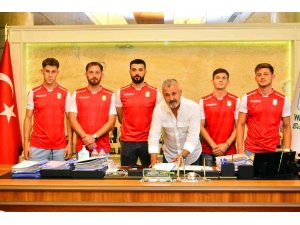 Manavgat Belediyespor’da 14 imza birden atıldı