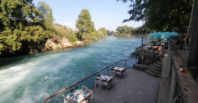 Şelaleye atlayan alkollü şahsı özel güvenlik ve itfaiye kurtardı