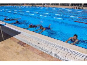 Mersin Büyükşehir Belediyesinin ücretsiz yüzme kursları başladı