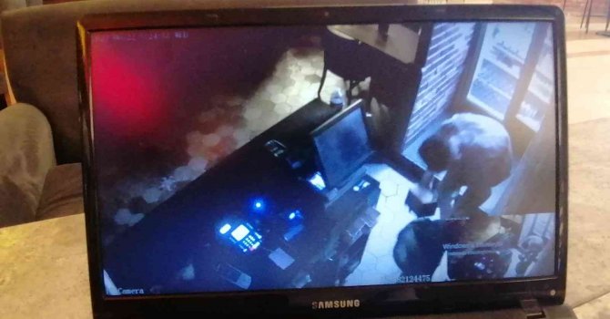 Alışveriş merkezindeki bahşiş kutularını çalıp kaçtı