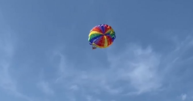 Deniz paraşütüne binen anne ve 2 çocuğu havada askıda kaldı