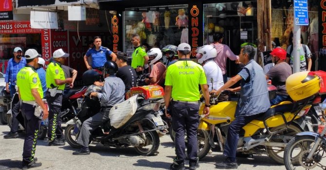 Samandağ’da trafik polisleri, motosiklet sürücülerine bilgilendirme yaptı