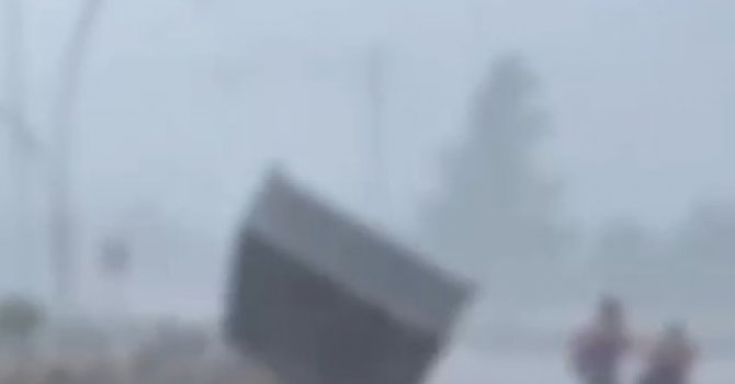 Fırtınada yerinden fırlayan metal sundurma kapağı yolda yürüyen turistlere çarptı: 2 yaralı