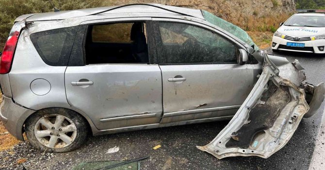Yağmurdan kayganlaşan yolda üst üste trafik kazaları: 2 yaralı
