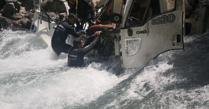Alanya’da devrilen kamyondaki 1 kişi Alara Çayının sularına kapılarak kayboldu
