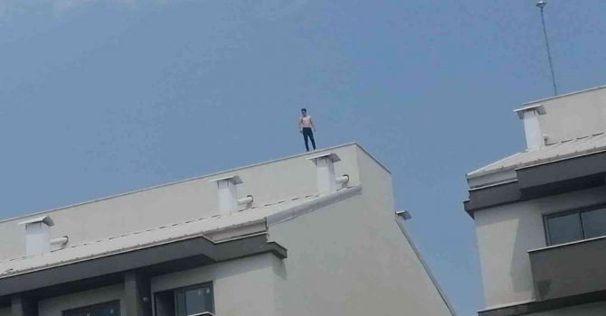 İşten çıkarılan otel çalışanı personel lojmanının çatısına çıktı