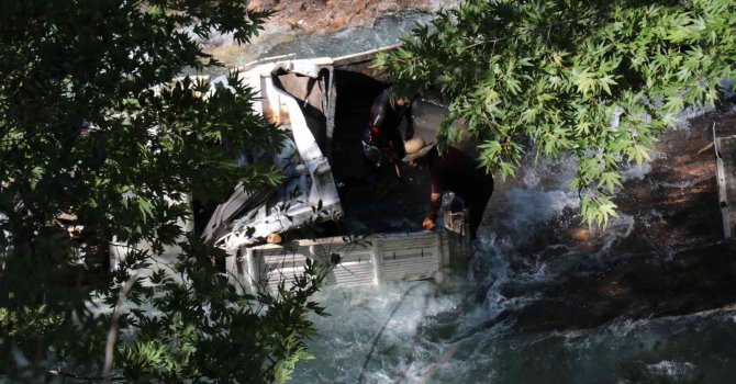 Çaya devrilen kamyondaki işçi için arama kurtarma ekipleri seferber oldu