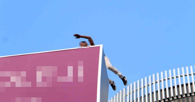 Çatıdan atlamak isteyen şahsı kokoreçle ikna etmeye çalıştılar