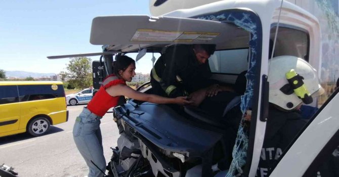 Kaza yerinden geçerken duyarsız kalmadı ambulans gelinceye kadar kurtarma ekiplerine destek verdi