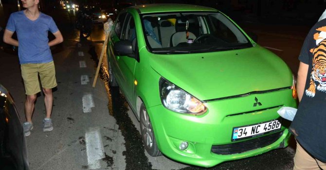 Cadde üzerinde kavga edenlere otomobil çarptı: 1 yaralı