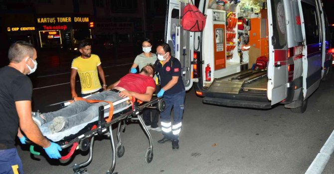 Kaza sonrası savrulan otomobil kaldırımda yürüyen yayaya  çarptı: 2 yaralı