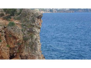 30 metrelik falezlerden denize ölümüne atlayış