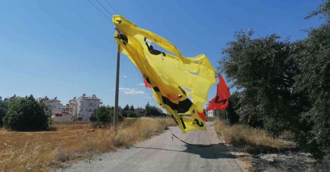 Antalya’da tekneye bağlı ipi kopan paraşüt metrelerce yüksekte böyle sürüklendi