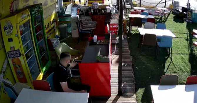 Hiçbir şey bulamayınca bozuk para kutusunu aldı