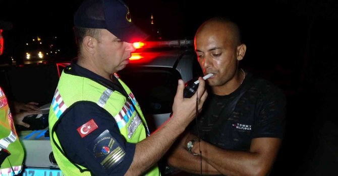 Hurdaya dönen otomobilden sağ çıktılar, alkolün etkisiyle neşe içinde kameraya el salladılar