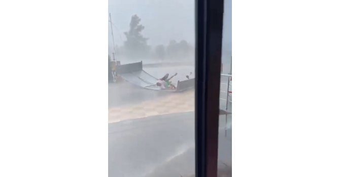 Metal sundurma kapağının, yoldan geçen iki turiste çarptığı anlara ait yeni görüntüler çıktı