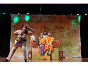 ‘Eşit Masallar’ oyunu Mersin’de sahnelendi