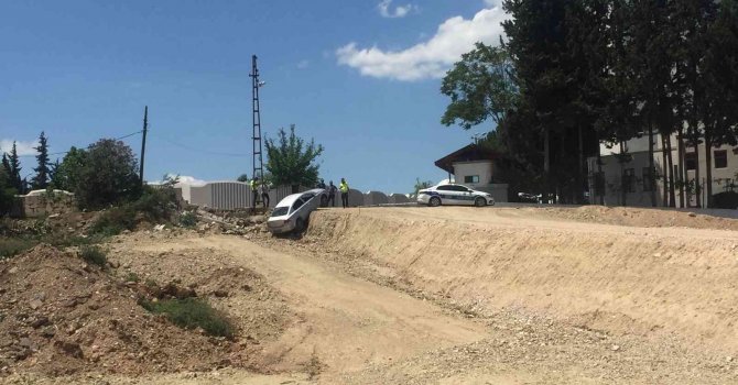 Otomobil askıda kaldı, sürücüsü “Sürekli kaza yapıyorum” diyerek güldü