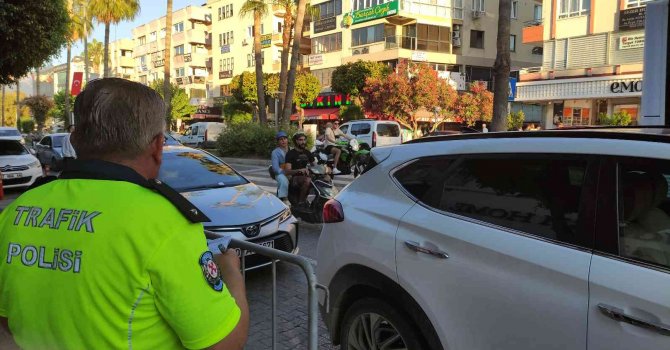 Polisi gören yönünü değiştirdi