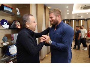 Pehlivanlardan Başkan Böcek’e Kırkpınar’da altın kemer sözü