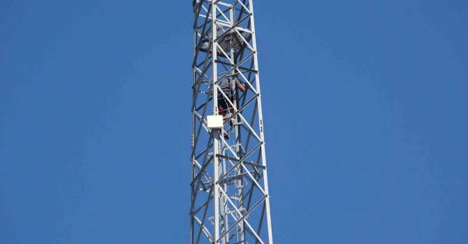 Antalya’da baz istasyonuna çıkan şahıs 30 saat sonra gazlı içecek ile ikna edildi