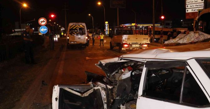 Adana’da otomobil işçi servisine arkadan çarptı: 6 yaralı