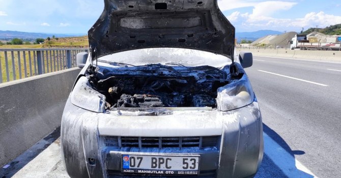Seyir halindeki aracın motoru yandı