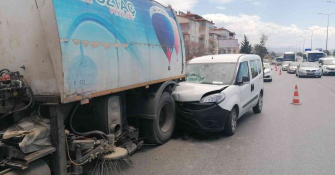 Yol temizleme aracına çarpan aracın sürücüsü yaralandı