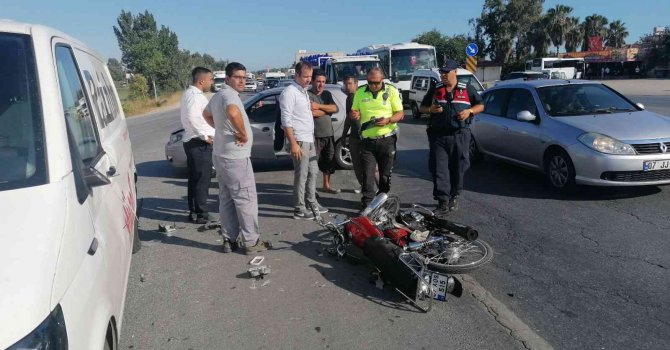 Manavgat’ta otomobile çarpan motosikletin sürücüsü ağır yaralandı