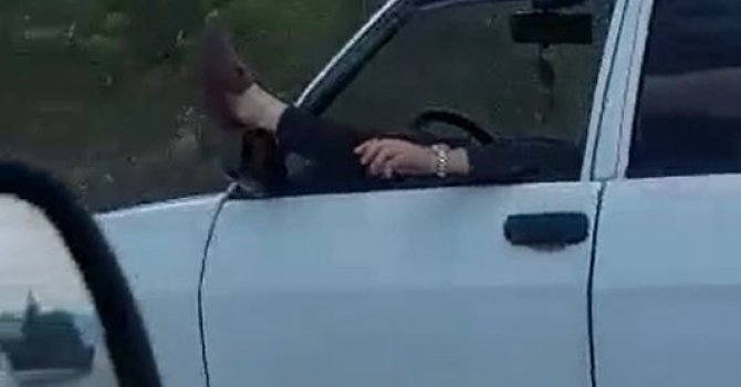 Ayakları dışarda araba kullanan sürücüye ceza gecikmedi