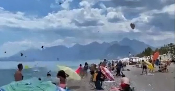 Antalya’da şiddetli rüzgar sahildeki şemsiyeleri uçurdu