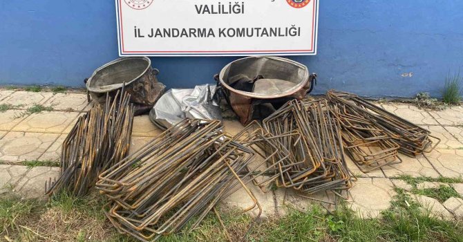 Yaşlı kadının kazanını ve demirlerini çalan 3 şüpheli tutuklandı