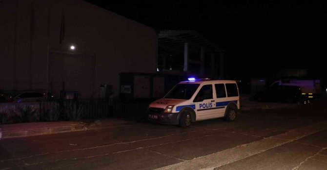 Ayrılma aşamasındaki karısının iş yerinde bir kişiyi rehin aldı, sonra da araya giren kişiyi öldürdü