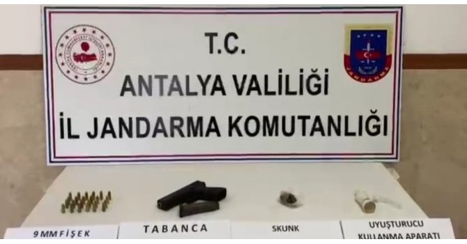 Şüphelinin terk ettiği araçta uyuşturucu ve tabanca bulundu