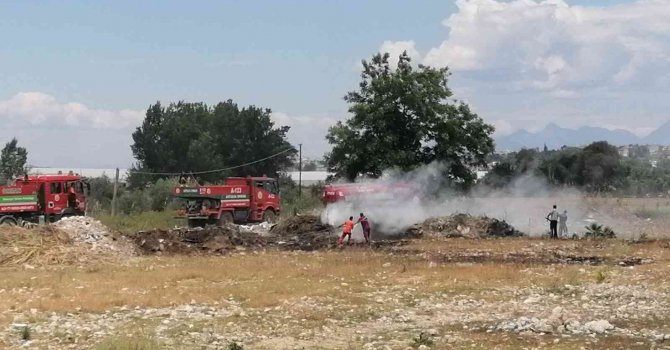 Manavgat’ta boş arsalardaki kuru otlar yangın tehlikesi oluşturuyor
