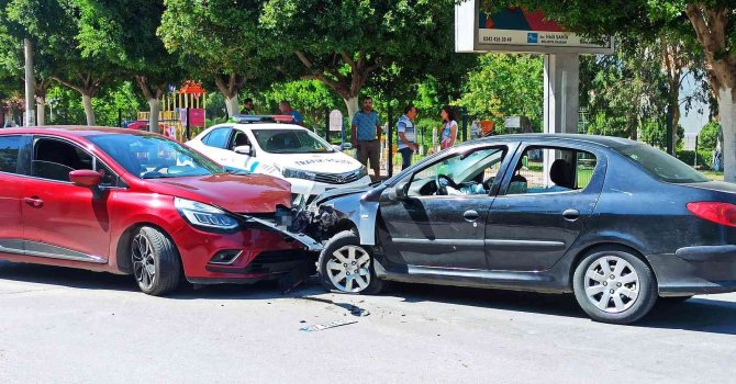 İki araç kafa kafaya çarpıştı, polisi gören sürücü olay yerinden kaçtı: 1 yaralı