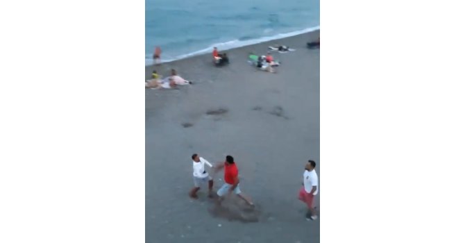 Sahilde çöpe taş atma kavgasında yumruklar konuştu