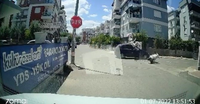 Otomobil ile çarpışan motosiklet sürücüsü genç kız metrelerce sürüklenip düştü